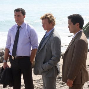 Simon Baker, Owain Yeoman e Tim Kang in una scena dell'episodio Red Tide di The Mentalist