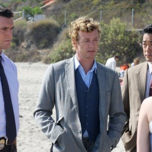 Simon Baker, Tim Kang e Owain Yeoman in una scena dell'episodio Red Tide di The Mentalist