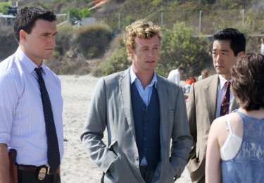 Simon Baker, Tim Kang e Owain Yeoman in una scena dell'episodio Red Tide di The Mentalist