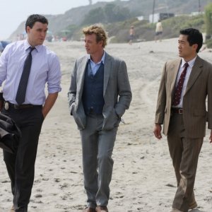 Simon Baker, Tim Kang e Owain Yeoman nell'episodio Red Tide di The Mentalist