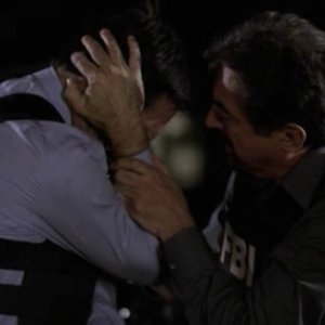 Thomas Gibson e Joe Mantegna nell'episodio 'The Angel Maker' di Criminal Minds: Hotch si sente male e David accorre in suo aiuto
