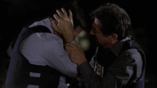 Thomas Gibson e Joe Mantegna nell'episodio 'The Angel Maker' di Criminal Minds: Hotch si sente male e David accorre in suo aiuto