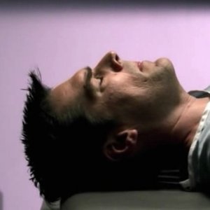 Thomas Gibson nell'episodio 'The Angel Maker' della quarta stagione di Criminal Minds: Hotchner si sottopone a una risonanza magnetica