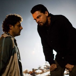 Vince Colosimo e Leonardo DiCaprio in un'immagine del film Nessuna verità