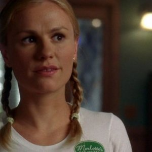 Anna Paquin in una scena dell'episodio Sparks Fly Out della serie True Blood