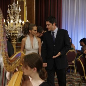 Jennifer Love Hewitt e David Conrad in una sequenza dell'episodio Save Our Souls, della serie Ghost Whisperer