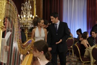 Jennifer Love Hewitt e David Conrad in una sequenza dell'episodio Save Our Souls, della serie Ghost Whisperer