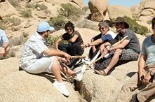 Kevin Connolly, Kevin Dillon, Jerry Ferrara, Adrian Grenier, Jeremy Piven e Eric Roberts in una scena dell'episodio 'Tree Trippers' della quinta stagione di Entourage