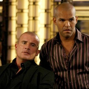 Amaury Nolasco e Dominic Purcell nell'episodio Five The Hard Way di Prison Break