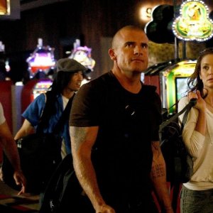 Amaury Nolasco, James Hiroyuki Liao, Dominic Purcell e Sarah Wayne Callies nell'episodio Five The Hard Way di Prison Break