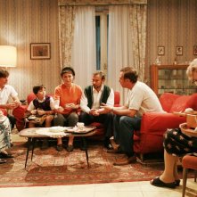 Il cast di Raccontami 2 in una scena della serie