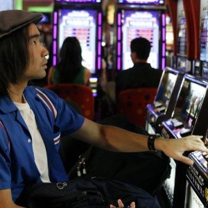 James Hiroyuki Liao in una scena dell'episodio Five The Hard Way di Prison Break