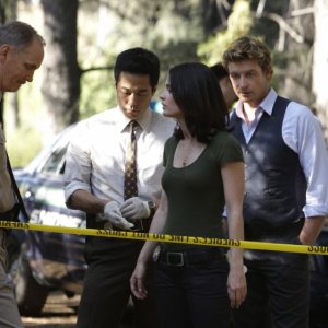Simon Baker, Robin Tunney e Tim Kang nell'episodio Redwood di The Mentalist