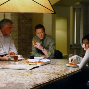 Damian Lewis, Jessy Schram e Adam Arkin nell'episodio 'Jackpot' della seconda stagione della serie tv Life