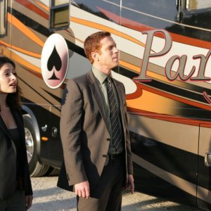 Damian Lewis e Sarah Shahi nell'episodio 'Jackpot' della seconda stagione della serie tv Life