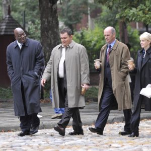 Kathryn Morris, Thom Barry, John Finn e Jeremy Ratchford nell'episodio 'True Calling' della sesta stagione di Cold Case