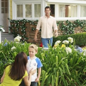 Il piccolo Mason Vale Cotton e James Denton in una scena dell'episodio Kids Ain't Like Everybody Else di Desperate Housewives