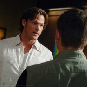 Jared Padalecki e Jensen Ackles (di spalle) in una scena dell'episodio Metamorphosis di Supernatural