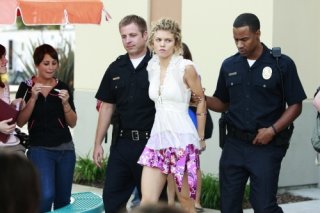 AnnaLynne McCord in manette in una scena dell'episodio Hollywood Forever di 90210