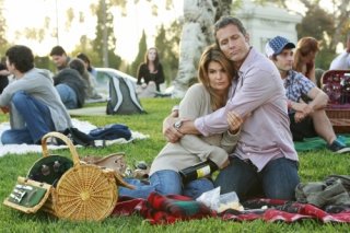 Lori Loughlin e Rob Estes in una scena dell'episodio Hollywood Forever di 90210