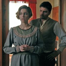 Ana Caterina Morariu e Lorenzo Flaherty in una scena de Il mistero del lago