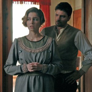 Ana Caterina Morariu e Lorenzo Flaherty in una scena de Il mistero del lago