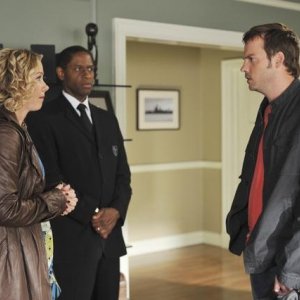 Christina Applegate con Tim Russ e Barry Watson in un momento dell'episodio 'Out of Africa' della serie Samatha Chi?