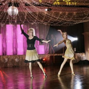 Christina Applegate e Jean Smart danzano nell'episodio So I Think I Can Dance di Samantha chi?
