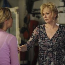 Christina Applegate e Jean Smart in una scena dell'episodio So I Think I Can Dance di Samantha chi?