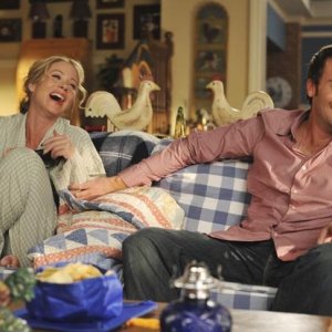 Christina Applegate insieme a Barry Watson in una scena dell'episodio 'Out of Africa' della seconda stagione della serie Samatha Chi?