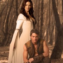 Craig Horner e Bridget Regan in un'immagine promozionale di Legend of the Seeker