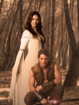 Craig Horner e Bridget Regan in un'immagine promozionale di Legend of the Seeker