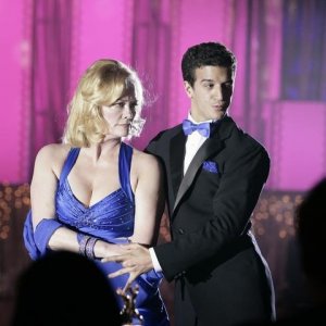 Cybill Shepherd e Mark Ballas in una scena dell'episodio So I Think I Can Dance di Samantha chi?