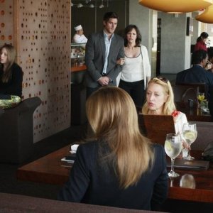 Dave Annable con Sally Field e Patricia Wettig in un momento dell'episodio 'You get what you need' della serie Brothers & Sisters
