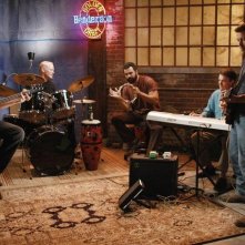 Doug Savant, Ricardo Chavira, Kyle MacLachlan, Neal McDonough e James Denton in una sequenza di Desperate Housewives, episodio There's Always a Woman