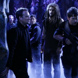 Jason Momoa, Joe Flanigan e David Hewlett  in una sequenza dell'episodio ' Infection' della serie tv Stargate Atlantis