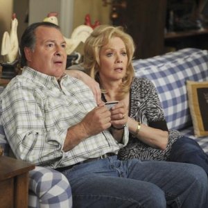 Jean Smart e Kevin Dunn nell'episodio 'Out of Africa' della serie tv Samantha Chi?