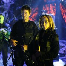Joe Flaningan, Rachel Luttlrell e in secondo piano Kavan Smith nell'episodio 'Infection' della quinta stagione di Stargate Atlantis
