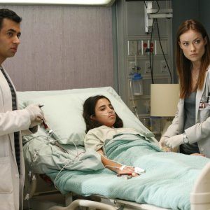 Kal Penn e Olivia Wilde in una scena tratta dall'episodio Joy di Dr. House Medical Division
