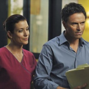 Kate Walsh  e Tim Daly in una sequenza dell'episodio 'Past Tense' della serie Private Practice