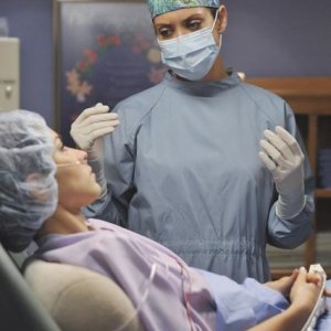 Kate Walsh in una scena dell'episodio 'Past Tense' della serie tv Private Practice