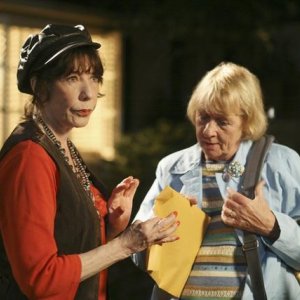 Kathryn Joosten in una scena di Desperate Housewives, episodio There's Always a Woman