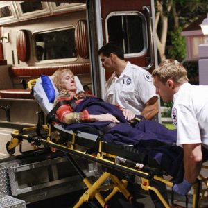 Kathryn Joosten in una sequenza drammatica dell'episodio 'Mirror, Mirror' della serie televisiva Desperate Housewives
