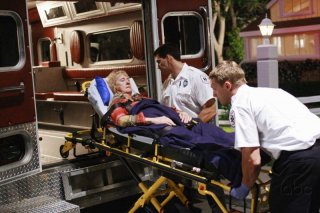 Kathryn Joosten in una sequenza drammatica dell'episodio 'Mirror, Mirror' della serie televisiva Desperate Housewives