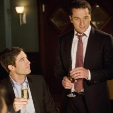 Luke MacFarlane e Matthew Rhys in una scena dell'episodio 'You get what you need' della serie tv Brothers & Sisters