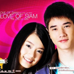 Mario Maurer  e Aticha Pongsilpipat  in un wallpaper del film Love of Siam