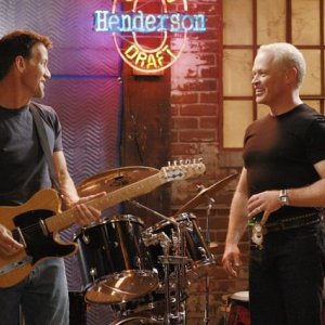 Neal McDonough con James Denton in una sequenza di Desperate Housewives, episodio There's Always a Woman