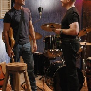 Neal McDonough e James Denton in una sequenza di Desperate Housewives, episodio There's Always a Woman