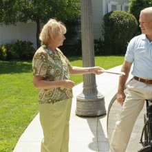 Neal McDonough e Kathryn Joosten nell'episodio 'Mirror, Mirror' della serie televisiva Desperate Housewives