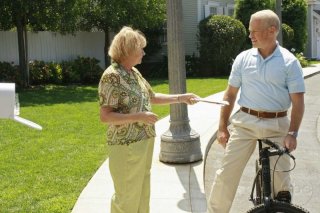 Neal McDonough e Kathryn Joosten nell'episodio 'Mirror, Mirror' della serie televisiva Desperate Housewives